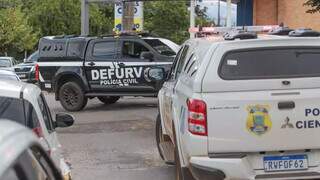 Viaturas da Polícia Científica e Defurv em frente à garagem (Foto: Marcos Maluf)