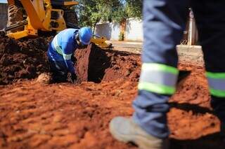 Trabalhador em escavação para instalação da rede. (Foto: Assessoria)