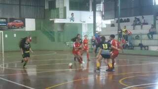 Meninas em quadra pela Copa Pelezinho de Futsal (Foto: Divulgação)
