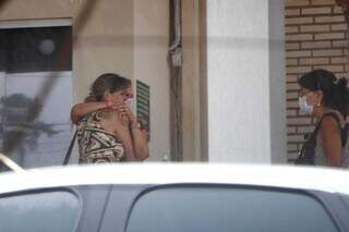 Simone recebendo consolo de familiares e amigos na porta de hospital. (Foto: Alex Machado)