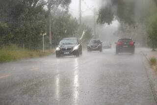 Chuva no Carandá Bosque, em Campo Grande, na tarde desta sexta-feira. (Foto: Alex Machado)