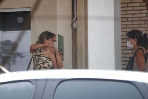 Viúva de Amarildo Cruz chora na porta de hospital: “por que tão rápido?”