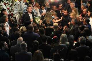 A viúva, Simone Lucena, abraça familiares durante discurso de Pedro Kemp (PT). (Foto: Juliano Almeida)