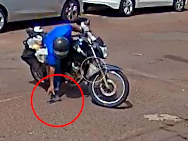 C&acirc;mera flagra motociclista levando celular perdido na Rua Piratininga