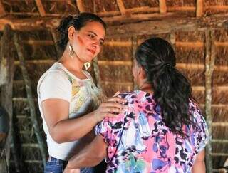 Gleice conversa com indígena na reserva de Dourados; ela assume vaga de Amarildo na AL (Foto: Reprodução)   