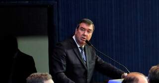 Governador de MS, Eduardo Riedel (PSDB) durante posse do TCE-MS (Foto: Saul Schramm/Divulgação Governo MS)