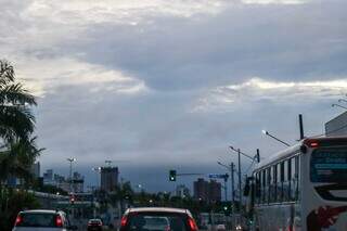 Céu com muitas nuvens visto da Avenida Fernando Corrêa da Costa (Foto: Henrique Kawaminami)