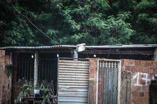 Mesmo com cabos desligados, algumas casas tem energia, pois as lâmpadas ficam ligadas o tempo todo. (Foto: Marcos Maluf)