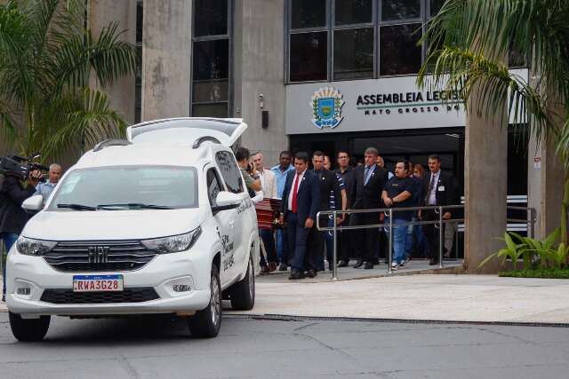 &quot;Amarildo vive&quot;, dizem familiares e amigos antes de corpo seguir para SP