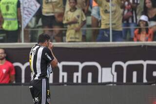 Atacante Hulk beija escudo da camisa em comemoração ao gol da vitória. (Foto: Divulgação)