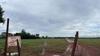 Entrada da Fazenda ocupada por Guaranis Kaiowá (Foto Helio de Freitas/Campo Grande News)