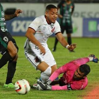 Momento do pênalti sofrido pelo jovem Vitor Roque. (Foto: Divulgação)