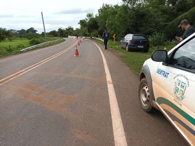 Carreta que tombou com soja &eacute; retirada e trecho de rodovia parcialmente liberado