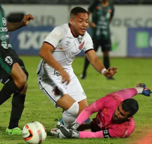 Athletico vence Maring&aacute; por 2 a 0 e se aproxima da final do Paranaense