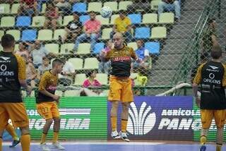 Jogadores do Magnus Futsal em aquecimento na quadra da Arena Maracaju (Foto: @mmmoreira)