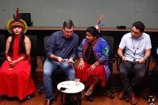 Ao centro, governador Eduardo Riedel e ministra Sônia Guajajara, durante coletiva neste sábado. (Foto: Alex Machado)