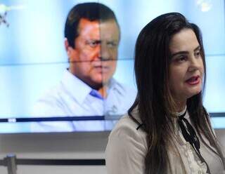Mara Caseiro (PSDB) fala com jornalistas; no fundo, um painel mostra imagens de Amarildo Cruz. (Foto: Juliano Almeida)