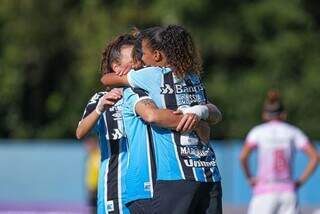 Jogadoras do Grêmio comemoram gol marcado durante vitória deste sábado. (Foto: Divulgação)