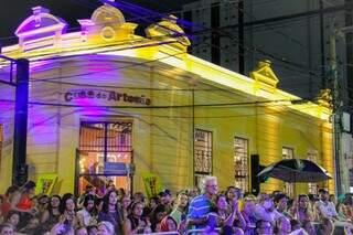 Plateia prestigia show de reinauguração da Casa do Artesão. (Foto: Juliano Almeida)