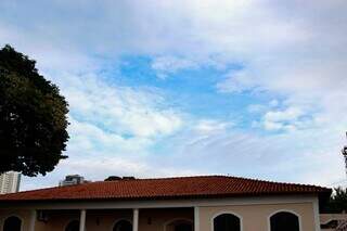 Amanhecer com céu entre nuvens visto da região central de Campo Grande (Foto: Alex Machado)