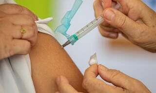 O imunizante bivalente da Pfizer começou a ser aplicado no fim de fevereiro. (Foto: Agência Brasil)