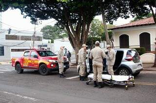 Bombeiros conversam com homem após quebrar vidro do veículo para acordá-lo (Foto: Alex Machado)