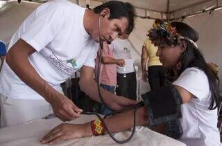 Médico atendendo adolescente indígena em 2014. (Foto: Arquivo/Ministério da Saúde)