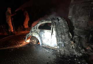 Motorista morre e Fusca pega fogo ap&oacute;s bater de frente com carreta 