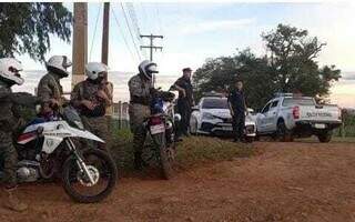 Movimentação de policiais paraguaios no local onde ocorreu o sequestro (Foto: Gustavo Baez)