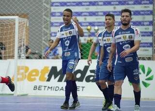 Jogadores do Pato Futsal comemorando vitória sobre o Joaçaba (Foto: @mmmoreira)