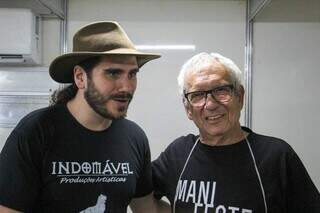 Gabriel Sater e Geraldo Espíndola nos bastidores do show. (Foto: Juliano Almeida)