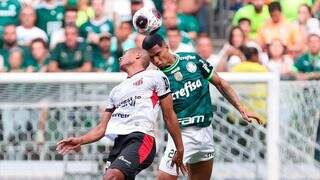 O zagueiro Murillo disputa bola com jogador do Ituano. (Foto: Divulgação)