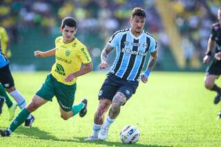 Jogadores do Ypiranga e Grêmio disputam bola. (Foto: Divulgação)