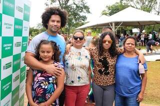Jaqueline Lopes e a família acompanharam a Copa Brasil de Canoagem, no Parque das Nações Indígenas (Foto: Paulo Francis)