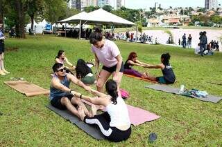 Professora ensina acroyoga no local aos finais de semana e espera um outono menos chuvoso (Foto: Alex Machado)