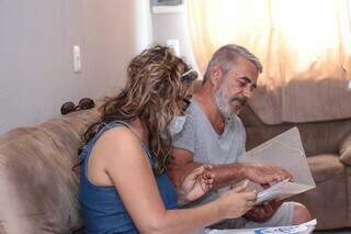 Casal que está junto há 27 anos mostra os pedidos médicos e exames de Sandra (Foto: Marcos Maluf)