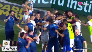 Jogadores do Água Santa comemoram a vitória contra o Bragantino, na noite desta segunda-feira (20). (Foto: Reprodução/TNT Sports)