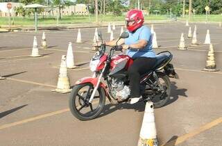 Motociclista realiza exame prático na sede do departamento. (Foto: Rachid Waqued/Detran-MS)