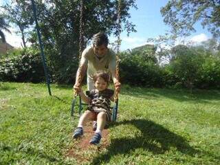 Rafael brinca no balanço com a neta, filha de Rafaela.  (Foto: Arquivo pessoal)