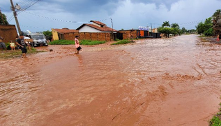 Rua de Ribas do Rio Pardo, durante enxente em fevereiro (Foto: Notícias do Cerrado)