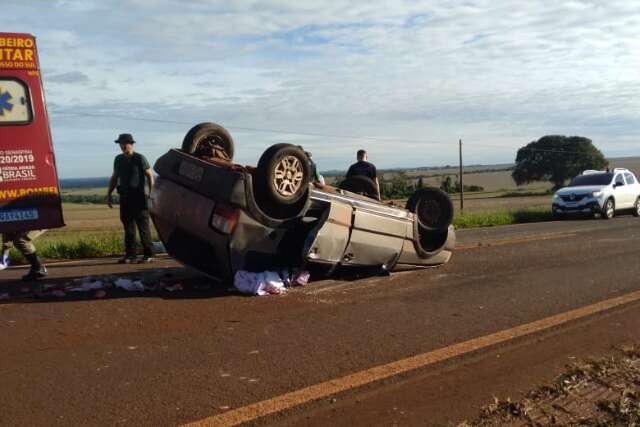 Motorista perde controle, carro capota na BR-060 e tr&ecirc;s pessoas ficam feridas 