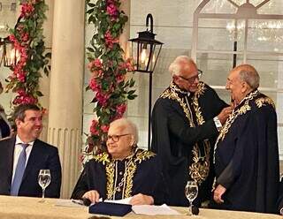 Governador Eduardo Riedel (PSDB) sentado na mesa de autoridades assiste o momento que Pedro Chaves se torna imortal da ABE. (Foto: Luiz Carlos Feitosa)