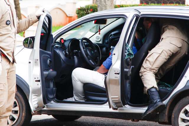 Justi&ccedil;a determina fian&ccedil;a para motorista flagrado dormindo em carro com pistola 