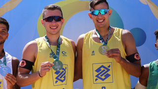 Carlos Eduardo e Anthony Fernandes durante competição do Campeonato Brasileiro sub-21 de vôlei de praia. (Foto: Reprodução/Funesp)