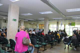 Candidatos aguardam atendimento na Funtrab (Foto: Marcos Maluf/Arquivo)