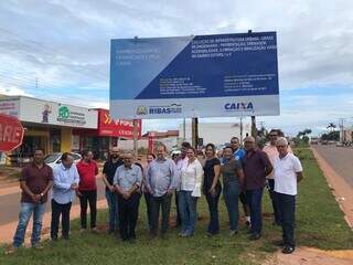 Equipe da Prefeitura de Ribas do Rio Pardo em frente à placa que anuncia obras (Foto: Divulgação/Prefeitura)