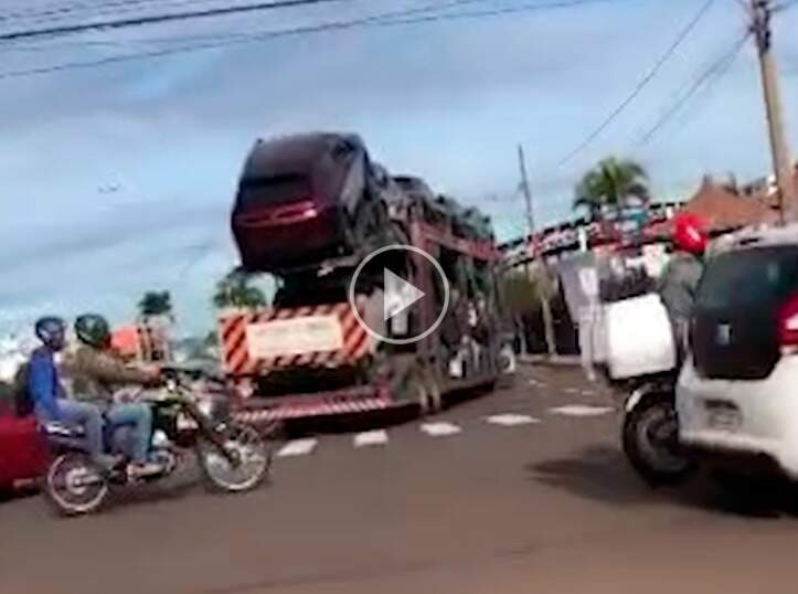 Vídeo mostra caminhão-cegonha preso em fiação elétrica de avenida 
