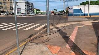 V&iacute;deo mostra caminh&atilde;o-cegonha preso em fia&ccedil;&atilde;o el&eacute;trica de avenida 