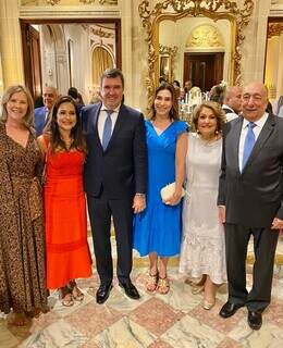 Amigos e família ao lado do governador Eduardo Riedel e do professor Pedro Chaves. (Foto: Luiz Carlos Feitosa)