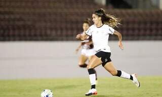 Jheniffer Cordinali durante passe de bola em partida contra Ferroviária, na noite desta segunda-feira (20). (Foto: Rodrigo Gazzanel/Agência Corinthians)